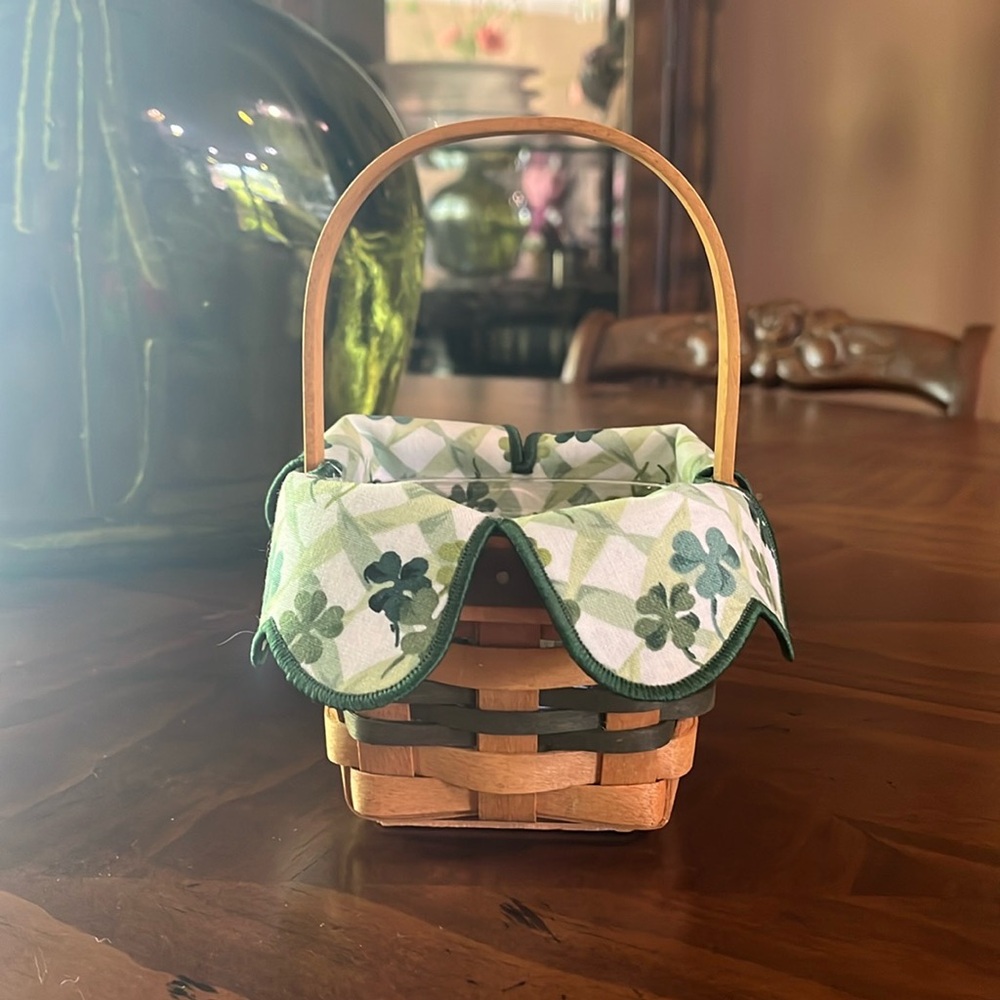 Longaberger 1999 Lots of Luck basket with protector and shamrock liner.